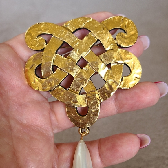 Vintage Chanel brass and simulated pearl drop knot Maison Goossens brooch, 1970s - Picture 10 of 11